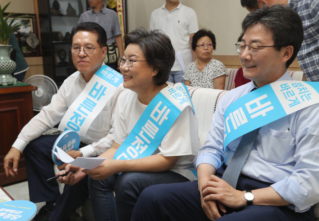 바른정당 지도부가 지난 29일 오후 전북 전주시 완산구 남부시장에서 상인들과 만나고 있다. 왼쪽부터 정운천 최고의원, 이혜훈 대표, 유승민 의원.[사진제공=연합뉴스]
바른정당 지도부가 지난 29일 오후 전북 전주시 완산구 남부시장에서 상인들과 만나고 있다. 왼쪽부터 정운천 최고의원, 이혜훈 대표, 유승민 의원.[사진제공=연합뉴스]
