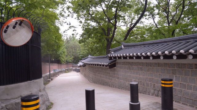 그동안 막혀있던 덕수궁 뒷 돌담길이 30일 베일을 벗었다. 서울시는 영국대사관 후문부터 대사관 직원 숙소 앞까지 100ｍ 구간을 정비한 뒤 이 날 개방식과 함께 시민 보행길로 열었다. 시민들은 덕수궁을 돌아 돌담길로 빠져서 광화문 쪽으로 이동할수 있다.  정희조 기자/checho@heraldcorp.com