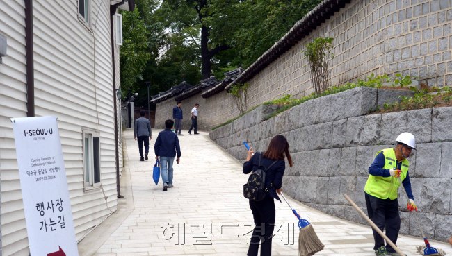 그동안 막혀있던 덕수궁 뒷 돌담길이 30일 베일을 벗었다. 서울시는 영국대사관 후문부터 대사관 직원 숙소 앞까지 100ｍ 구간을 정비한 뒤 이 날 개방식과 함께 시민 보행길로 열었다. 시민들은 덕수궁을 돌아 돌담길로 빠져서 광화문 쪽으로 이동할수 있다. [사진=정희조 기자/checho@heraldcorp.com]