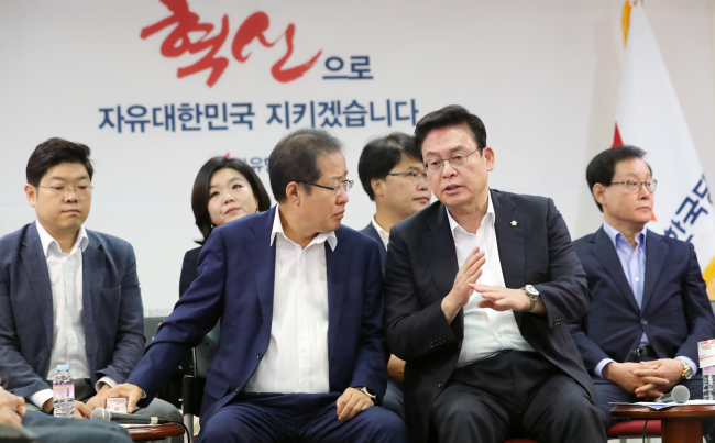 자유한국당 홍준표 대표와 정우택 원내대표가 30일 오전 서울 여의도 당사에서 열린 당대표 및 최고위원·초선의원 연석회의에서 공개발언을 마친 뒤 대화하고 있다.[사진제공=연합뉴스]
자유한국당 홍준표 대표와 정우택 원내대표가 30일 오전 서울 여의도 당사에서 열린 당대표 및 최고위원·초선의원 연석회의에서 공개발언을 마친 뒤 대화하고 있다.[사진제공=연합뉴스]