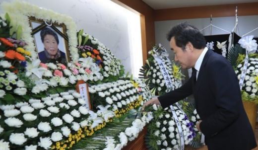 Prime Minister Lee Nak-yon offers a flower at a funeral altar set up at a Seoul hospital for Ha Sang-sook, a late victim of Japan's wartime sexual slavery, on Aug. 29, 2017. (Yonhap)