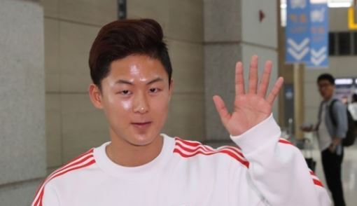 In this file photo taken on June 26, South Korean footballer Lee Seung-woo waves to fans at Incheon International Airport, located to the west of Seoul, before departing for Spain. (Yonhap)
