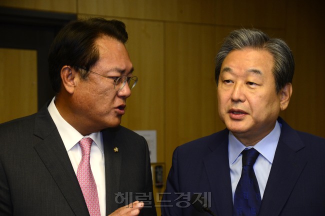 30일 오전 서울 여의도 국회 의원회관에서 열린 '원전의 진실, 거꾸로 가는 한국'을 주제로 한 토론회에서 김무성 바른정당 의원과 정진석 자유한국당 의원이 인사를 나누고 있다. [사진=박해묵 기자/mook@heraldcorp.com]