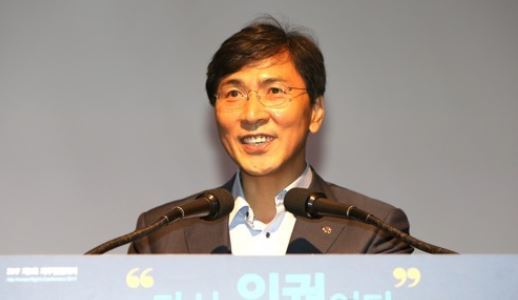 This file photo, dated on June 30, 2017, shows South Chungcheong Gov. An Hee-jung speaking during a conference on human rights on South Korea's largest island of Jeju. (Yonhap)
