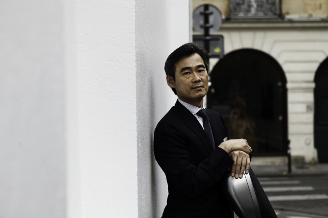 첼리스트 양성원이 최근 '바흐:무반주 첼로 모음곡' 앨범을 발매했다. 2005년 EMI음반 이후 12년만이다. 그는 "모든 연주가에게 바흐는 공포"라면서도 "제 나름의 삶의 결을 담아내기 위해 노력했다"고 했다. [사진제공=유니버설뮤직]