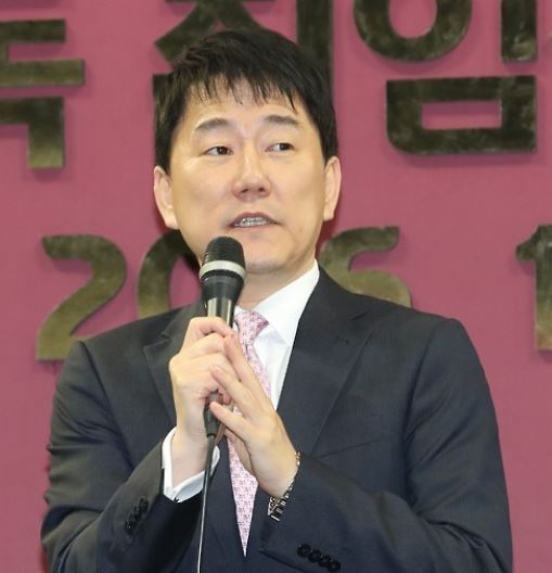 In this file photo taken on Oct. 31, 2016, Lee Chang-suk, the owner of the Nexen Heroes, speaks at an event in Seoul. (Yonhap)