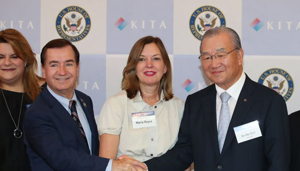 KITA Chairman Kim In-ho (right) shakes hands with US Congressman Edward Royce at a reception held in Seoul, Tuesday. (Yonhap)