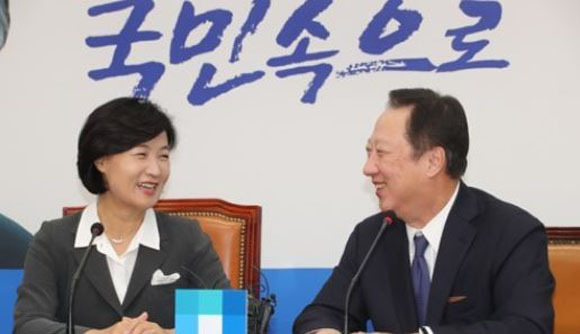 Choo Mi-ae (L), the leader of the ruling Democratic Party, holds talks with Korea Chamber of Commerce and Industry President Park Yong-maan at her office at the National Assembly in Seoul on Aug. 30, 2017. (Yonhap)