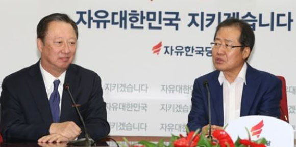 Hong Joon-pyo, the leader of the main opposition Liberty Korea Party, talks with Korea Chamber of Commerce and Industry President Park Yong-maan at the party headquarters in Seoul on Aug. 30, 2017, in this photo provided by the party. (Yonhap)