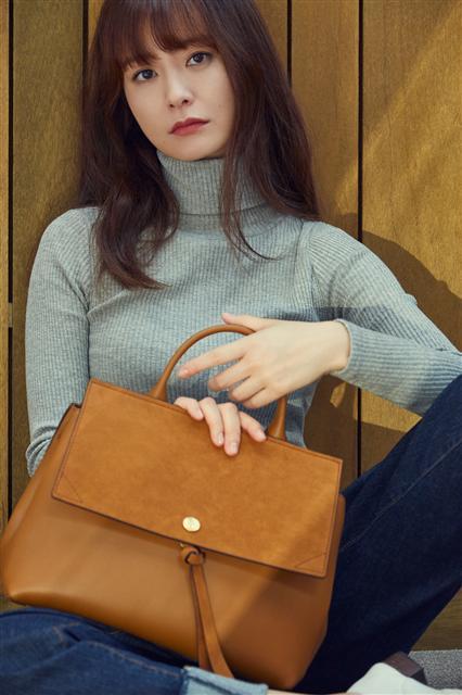 올해 F/W 패션시장은 남성복은 캐주얼 시장이 주도하고 여성복은 가성비와 가치소비가 주축을 이룰 것으로 전망됐다. 또 잡화시장은 중저가 시장과 온라인 기반 브랜드가 약진할 것으로 예상됐다. 사진은 로가디스(왼쪽)와 빈폴액세서리.  [제공=삼성물산 패션부문]