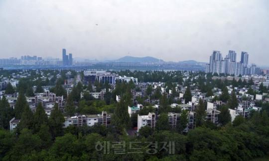 반포 저층 아파트와 아크로리버파크.