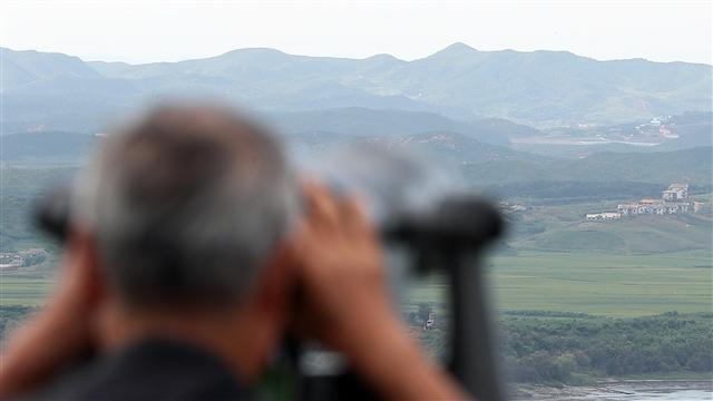 가뜩이나 어려운 한국경제가 북한의 도발에 따른 지정학적 리스크까지 겹쳐 성장 동력을 잃어가고 있다. 문재인 정부의 소득주도 성장에 따른 산적한 난제속에 올 성장률 목표치는 3%보다 낮아질 것으로 보인다. 사진은 30일 오후 경기도 파주시 통일전망대을 찾은 관람객이 망원경으로 북한 황해북도를 보고 있는 모습 .[연합뉴스]