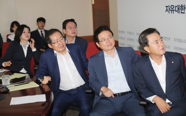자유한국당 지도부는 31일 오전 서울 여의도 당사에서 열린 최고위원회의에서 성주사드배치 반대 집회 관련 영상을 지켜보고 있다. 사진 왼쪽부터 류여해 최고위원, 홍준표 대표, 정우택 원내대표, 이철우 김태흠 최고위원.[사진제공=연합뉴스]
자유한국당 지도부는 31일 오전 서울 여의도 당사에서 열린 최고위원회의에서 성주사드배치 반대 집회 관련 영상을 지켜보고 있다. 사진 왼쪽부터 류여해 최고위원, 홍준표 대표, 정우택 원내대표, 이철우 김태흠 최고위원.[사진제공=연합뉴스]