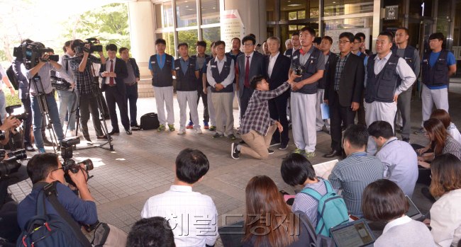 31일 서울중앙지법에서 열린 기아자동차 통상임금 선고공판에서 일부승소 판결후 김성락기아노조위원장이 기자회견을 갖고 있다. <br />정희조 기자/checho@heraldcrop.com