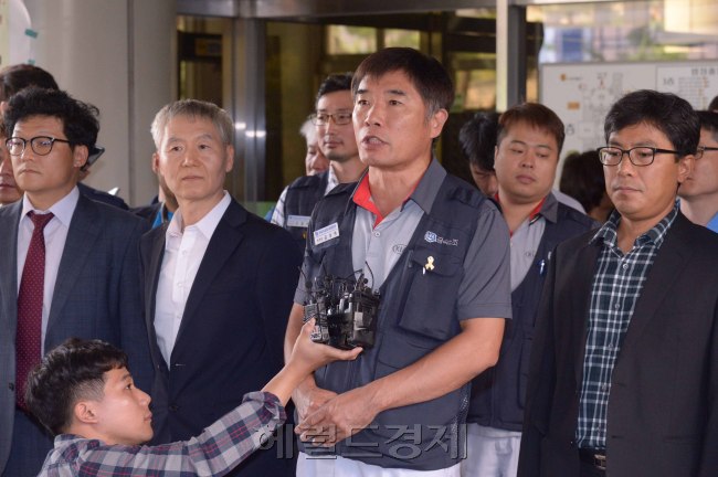 31일 서울중앙지법에서 열린 기아자동차 통상임금 선고공판에서 일부승소 판결후 김성락기아노조위원장이 기자회견을 갖고 있다. <br />정희조 기자/checho@heraldcrop.com