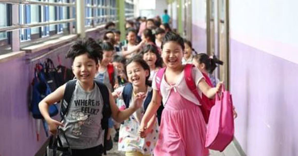 First-year students are jubilant at Myeongil Elementary School in Seoul's Gangdong Ward on July 14, 2017, as this year's summer vacation starts. (Yonhap)