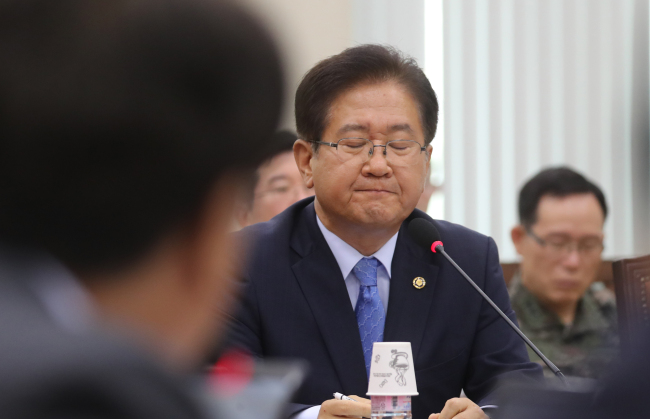 서주석 국방부 차관이 31일 오전 국회 국방위원회 전체회의에서 자유한국당 정진석 의원으로부터 북한 탄도미사일이 방사포로 잘못 알려진 배경에 대해 질의하고 있다.[사진제공=연합뉴스]
서주석 국방부 차관이 31일 오전 국회 국방위원회 전체회의에서 자유한국당 정진석 의원으로부터 북한 탄도미사일이 방사포로 잘못 알려진 배경에 대해 질의하고 있다.[사진제공=연합뉴스]