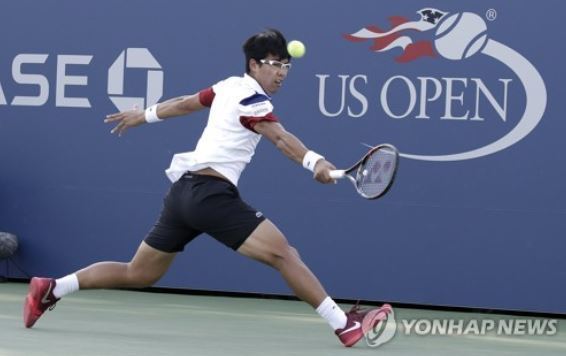 In this EPA photo, Chung Hyeon of South Korea hits a return to John Isner of the United States during their second round men's singles match at the US Open at Billie Jean King National Tennis Center in New York on Aug. 30, 2017. (Yonhap)