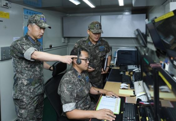 Gen. Lee Wang-keun (L), South Korea's Air Force chief of staff, inspects the operation of an early warning system against ballistic missile attacks at a local air defense unit on Aug. 31, 2017, in this photo provided by the Air Force. (Yonhap)