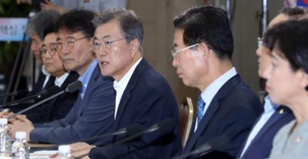 President Moon Jae-in (fourth from R) speaks in a policy discussion session held at the government complex in Sejong, 120 kilometers south of Seoul, on Aug. 31, 2017, involving officials from the Ministry of Employment and Labor, the Ministry of Health and Welfare, and the Ministry of Gender Equality and Family. (Yonhap)