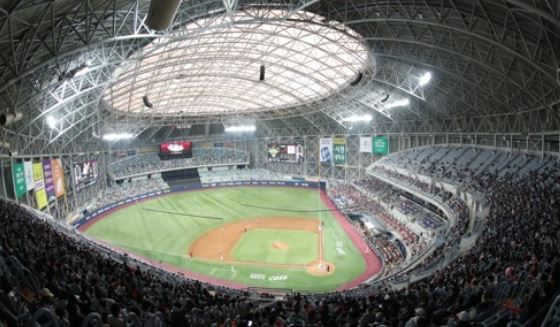 This file photo taken on April 2, 2017, shows Gocheok Sky Dome in Seoul, home of the Nexen Heroes in the Korea Baseball Organization, as they host the LG Twins. (Yonhap)