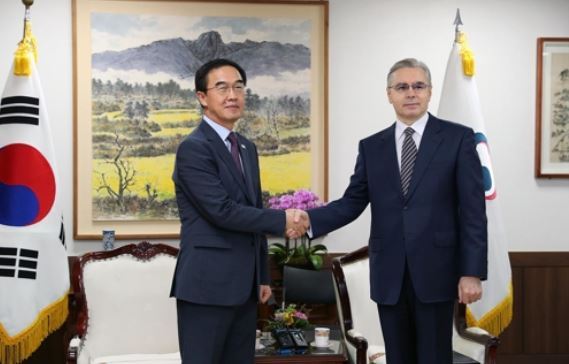 This photo provided by South Korea's Unification Ministry on Aug. 31, 2017, shows Unification Minister Cho Myoung-gyon (L) and Russia's top envoy to Seoul, Alexander Timonin, shaking hands before holding talks. (Yonhap)