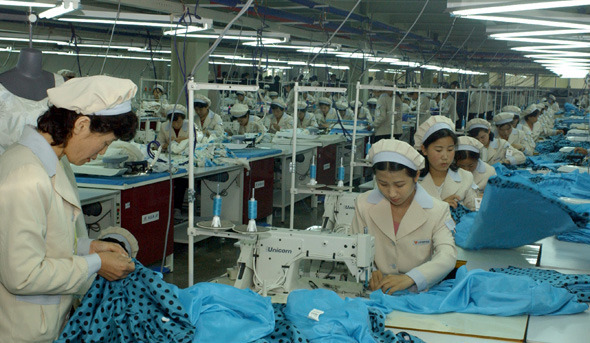 North Korean workers at Kaesong Industrial Complex. (Yonhap)