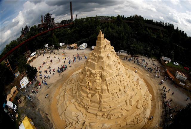 <YONHAP PHOTO-1697> epa06174577 A general view of a sand castle at the Landschaftspark Nord in Duisburg, Germany, 31 August 2017. In the past three weeks, the world's highest sand castle was built with around 3,500 tonnes of sand. On 01 September the officials will measure the height of the sand castle, the official World Record is from India with 14.82m. The Carvers expect that this castle reaches more than 15.50m EPA/FRIEDEMANN VOGEL/2017-09-01 06:18:52/ <저작권자 ⓒ 1980-2017 ㈜연합뉴스. 무단 전재 재배포 금지.>