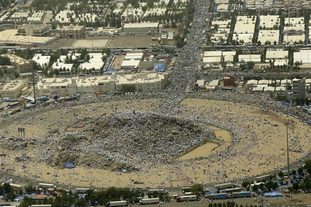 <YONHAP PHOTO-6040> epa06173762 Aerial view of the Mount Arafat, where thousands Muslim worshippers gather during the Hajj pilgrimage in Mecca, Saudi Arabia, 31 August 2017. Around 2.6 million Muslims are expected to attend this year's Hajj pilgrimage, which is highlighted by the Day of Arafah, one day prior to Eid al-Adha. Eid al-Adha is the holiest of the two Muslims holidays celebrated each year, it marks the yearly Muslim pilgrimage (Hajj) to visit Mecca, the holiest place in Islam. Muslims slaughter a sacrificial animal and split the meat into three parts, one for the family, one for friends and relatives, and one for the poor and needy. EPA/ABIR ABDULLAH EPA-EFE/ABIR ABDULLAH/2017-08-31 22:21:47/ <저작권자 ⓒ 1980-2017 ㈜연합뉴스. 무단 전재 재배포 금지.>