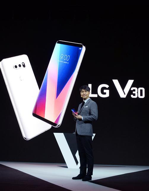 LG전자가 ‘IFA 2017’ 개막을 하루 앞둔 31일(현지시간) 독일 베를린 마리팀 호텔에서 ‘LG V30’를 공개했다. 국내외 언론과 이동통신 사업자 등 IT 관계자 700여 명이 참석한 이번 공개 행사는 페이스북, 유튜브 등 SNS를 통해 전 세계에 생중계됐다. 사진은 조준호 LG전자 MC사업본부장 사장이 LG V30를 소개하는 모습.  [연합뉴스]