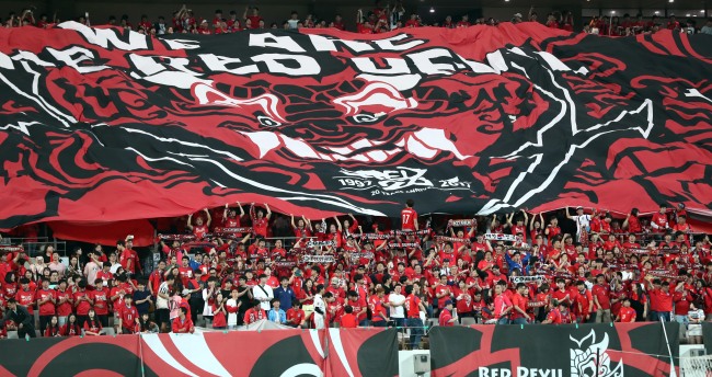 South Korean football fans cheer for the national team at the 2018 FIFA World Cup Asian qualifying match between South Korea and Iran at Seoul World Cup Stadium in Seoul on Aug. 31, 2017. (Yonhap)