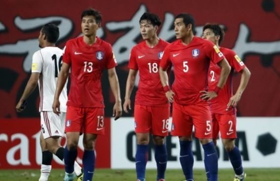 South Korean men's national football players react to their scoreless draw against Iran in their World Cup qualifier at Seoul World Cup Stadium on Aug. 31, 2017. From left: Koo Ja-cheol, Kim Young-gwon, Kim Ju-young and Choi Chul-soon. (Yonhap)