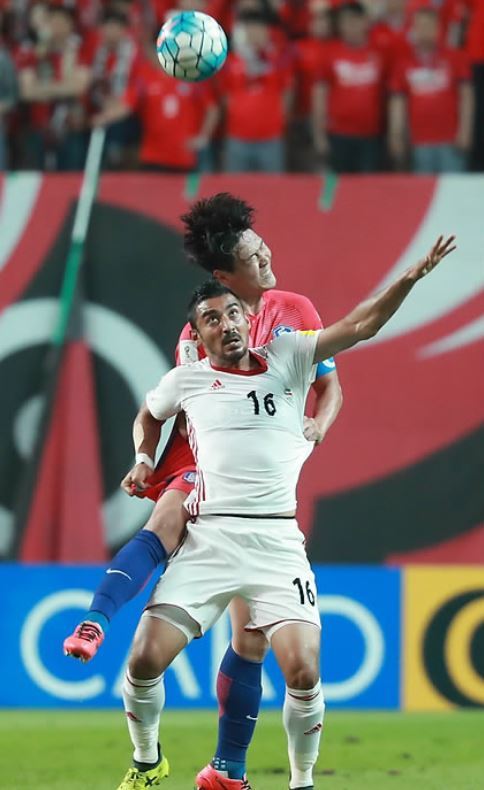 Kim Young-gwon of South Korea (behind) and Reza Ghoochannejhad of Iran battle for the ball during their World Cup qualifier at Seoul World Cup Stadium on Aug. 31, 2017. (Yonhap)