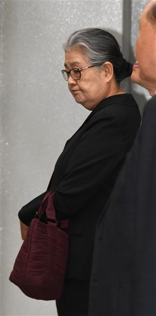 ‘최순실게이트’ 청문회에 불출석한 혐의로 불구속 기소된 우병우 전 청와대 민정수석의 장모 김장자 씨가 1일 서울 서초동 서울중앙지법에서 열린 첫 공판에 참석하기 위해 법원으로 들어서고 있다. [연합뉴스]