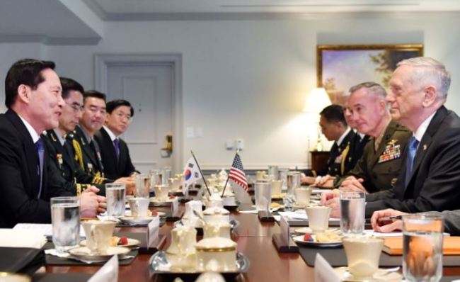 South Korea`s Defense Minister Song Young-moo(far left) meets with with US Defense Secretary Jim Mattis (far right) at the Pentagon on Thursday. (Yonhap)