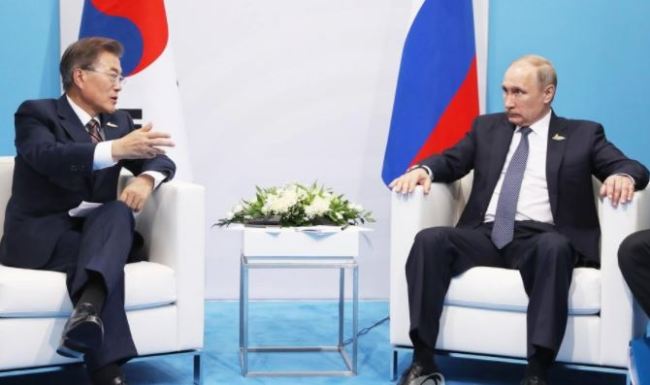 South Korean President Moon Jae-in (L) meets with his Russian counterpart Vladimir Putin on the sidelines of the Group of 20 summit in Hamburg, Germany, on July 7, 2017. (Yonhap)