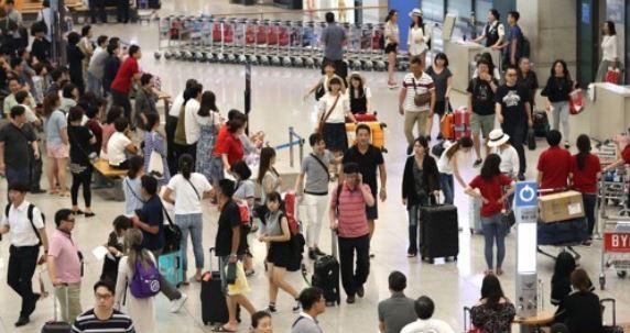 This file photo taken Aug. 11, 2017, shows the arrival hall at Incheon International Airport, west of Seoul, crowded with holiday travelers during the summer vacation season. (Yonhap)
