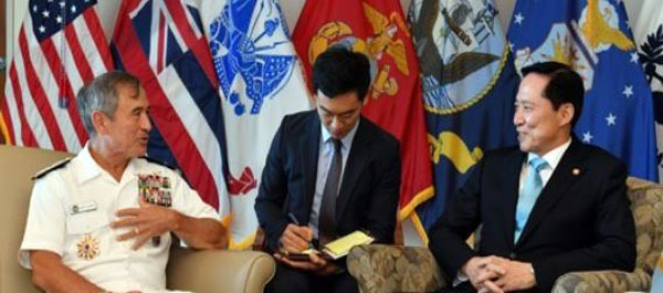 This photo, provided by South Korea's defense ministry on Sept. 1, 2017, shows US Pacific Command chief Adm. Harry Harris (L) and South Korean Defense Minister Song Young-moo (R) having talks at the headquarters of the command in Hawaii a day earlier. (Yonhap)