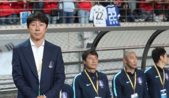 South Korea's national football team head coach Shin Tae-yong (L) watches the 2018 FIFA World Cup Asian qualifying match between South Korea and Iran at Seoul World Cup Stadium in Seoul on Aug. 31, 2017. (Yonhap)