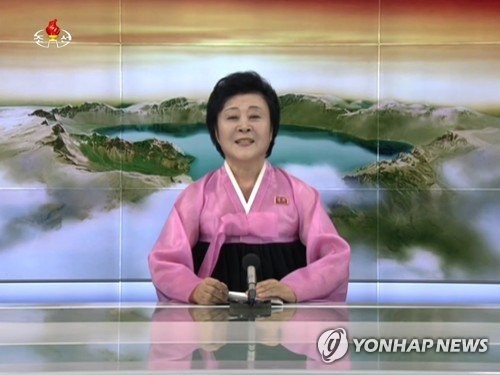 북한 중대소식을 단골로 전하는 간판 아나운서 리춘희가 조선중앙TV에 등장, 북한의 대륙간탄도미사일(ICBM) 발사 소식을 알리고 있다. (조선중앙 TV 캡처=연합뉴스 자료사진)
