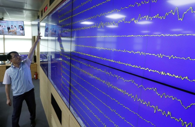 A Korea Meteorological Administration official explains a magnitude 5.7 earthquake detected at the North’s nuclear test site of Punggye-ri on Sunday. (Yonhap)