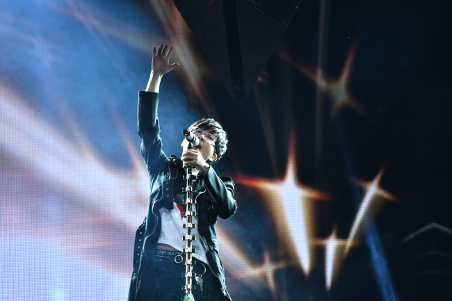 Seo Tae-ji performs during his 25th-anniversary concert at Jamsil Olympic Stadium in Seoul on Sunday. (Lotte Card)