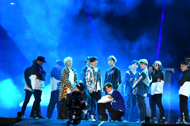 Seo Tae-ji collaborates with BTS at his 25th-anniversary concert at Jamsil Olympic Stadium in Seoul on Sunday. (Lotte Card)
