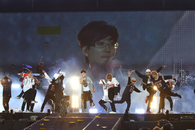 Seo Tae-ji collaborates with BTS at his 25th-anniversary concert at Jamsil Olympic Stadium in Seoul on Sunday. (Lotte Card)