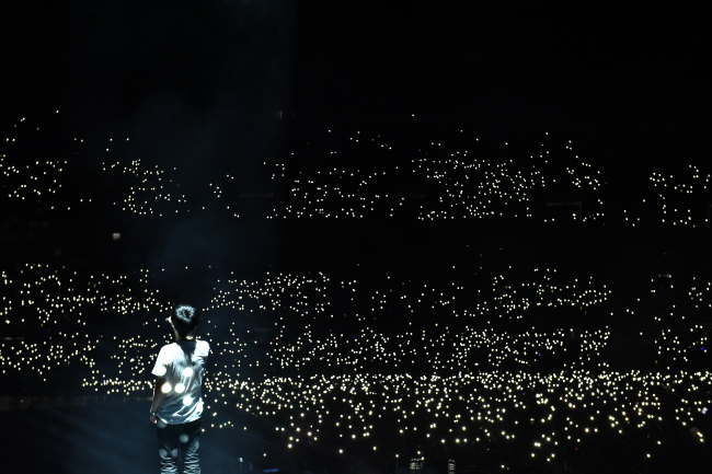 Seo Tae-ji performs during his 25th-anniversary concert at Jamsil Olympic Stadium in Seoul on Sunday. (Lotte Card)