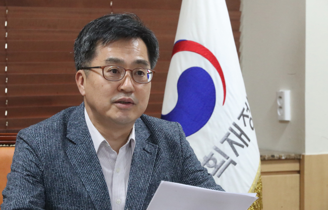 <YONHAP PHOTO-2709> 긴급확대간부회의서 발언하는 김동연 부총리 (서울=연합뉴스) 김승두 기자 = 3일 오후 4시 정부서울청사에서 김동연 경제부총리 겸 기획재정부 장관 주재로 열린 긴급확대간부회의에서 김 부총리가 발언하고 있다. 2017.9.3 kimsdoo@yna.co.kr/2017-09-03 16:32:08/ <저작권자 ⓒ 1980-2017 ㈜연합뉴스. 무단 전재 재배포 금지.>
<YONHAP PHOTO-2709> 긴급확대간부회의서 발언하는 김동연 부총리 (서울=연합뉴스) 김승두 기자 = 3일 오후 4시 정부서울청사에서 김동연 경제부총리 겸 기획재정부 장관 주재로 열린 긴급확대간부회의에서 김 부총리가 발언하고 있다. 2017.9.3 kimsdoo@yna.co.kr/2017-09-03 16:32:08/ <저작권자 ⓒ 1980-2017 ㈜연합뉴스. 무단 전재 재배포 금지.>