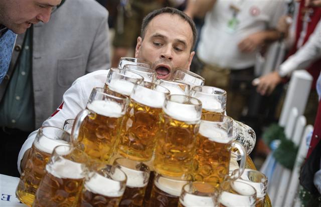 <YONHAP PHOTO-0124> Oliver Struempfel competes during his world record attempt, carrying 27 beer mugs at the traditional festival Gillamoos in Abensberg, Germany, Sunday, Sept. 3, 2017. He succeeded. (Matthias Balk/dpa via AP)/2017-09-04 00:40:51/ <저작권자 ⓒ 1980-2017 ㈜연합뉴스. 무단 전재 재배포 금지.>