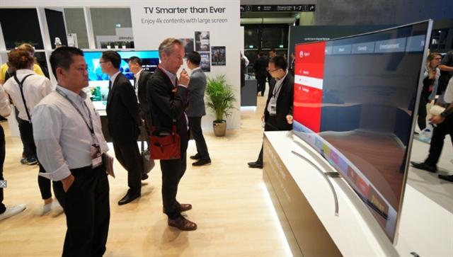 지난 1일(현지시간)부터 열린 유럽 최대 가전 전시회 ‘IFA2017’ 에서도 전 세계는 프리미엄 가전에 주목하는 모습이다. 사진은 관람객이 한국산 TV를 시연하고 있는 모습.