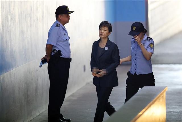박근혜 전 대통령이 4일 오전 서울 서초구 서울중앙지법에서 열리는 속행공판에 출석하기 위해 호송차에서 내려 법정으로 향하고 있다. [연합뉴스]