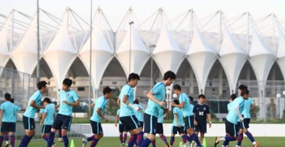 South Korea's national football team players train at a football field near Bunyodkor Stadium in Tashkent on Sept. 3, 2017, two days before the 2018 FIFA World Cup Asian qualifier between South Korea and Uzbekistan. (Yonhap)